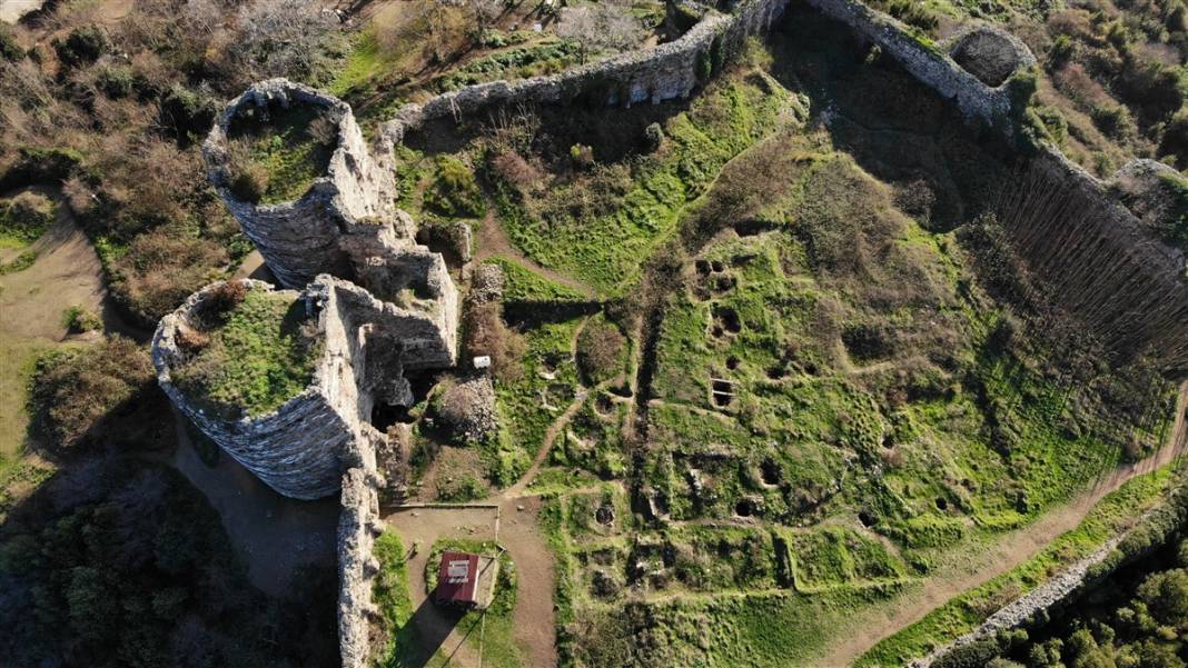 UNESCO listesindeki tarihi kale çöplüğe döndü 2