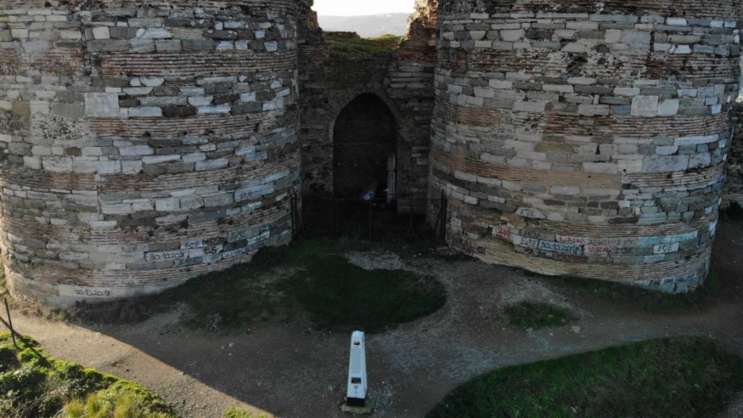 UNESCO listesindeki tarihi kale çöplüğe döndü 4