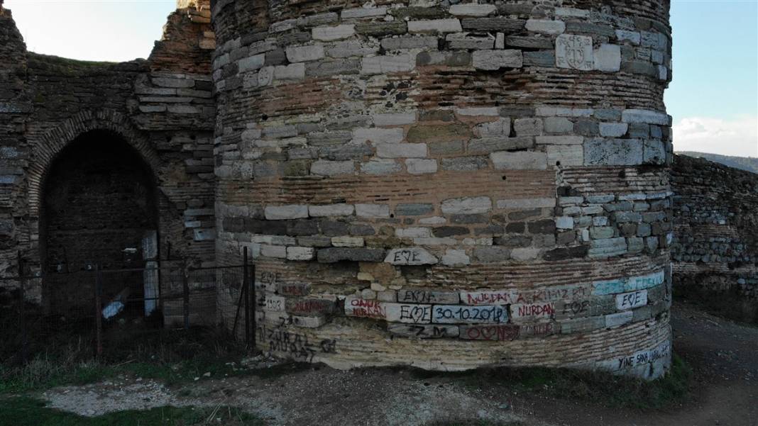 UNESCO listesindeki tarihi kale çöplüğe döndü 6