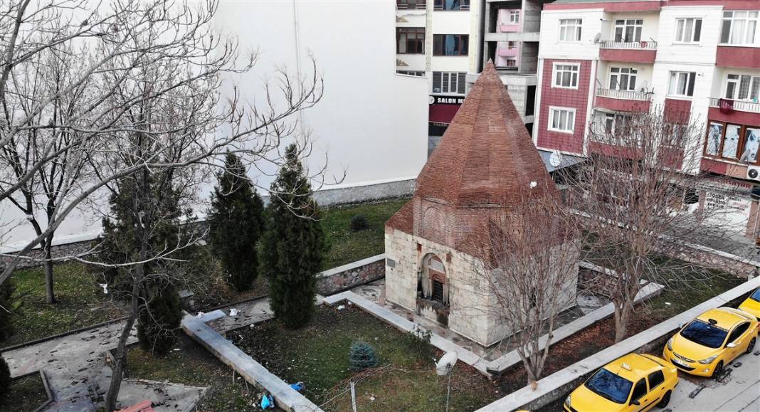 Evliya türbesi sanıp dua ediyorlar! Bu mezardaki gerçek çok farklı 1