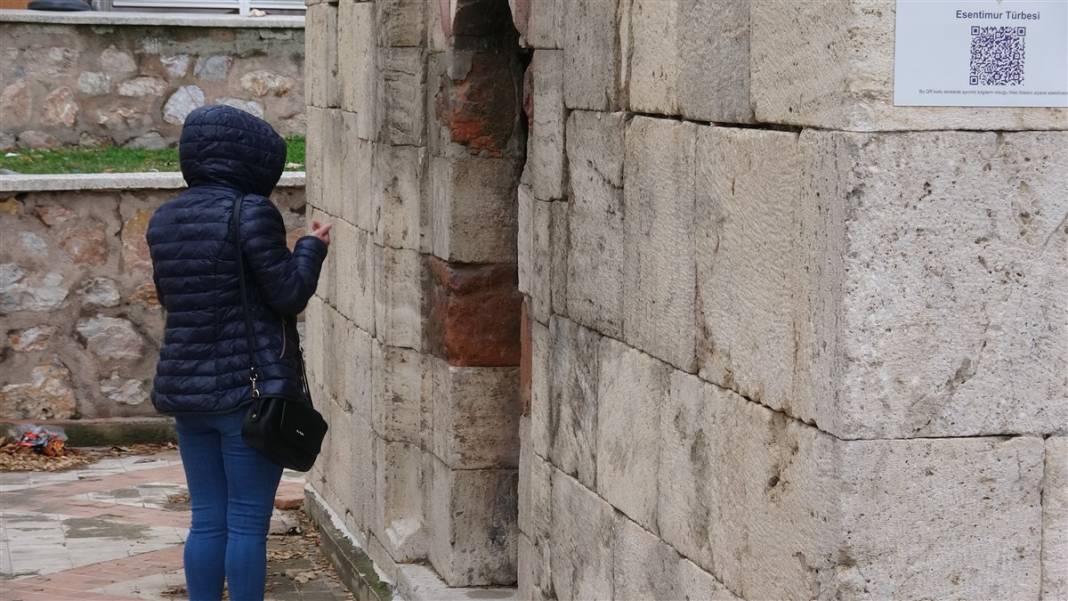 Evliya türbesi sanıp dua ediyorlar! Bu mezardaki gerçek çok farklı 3