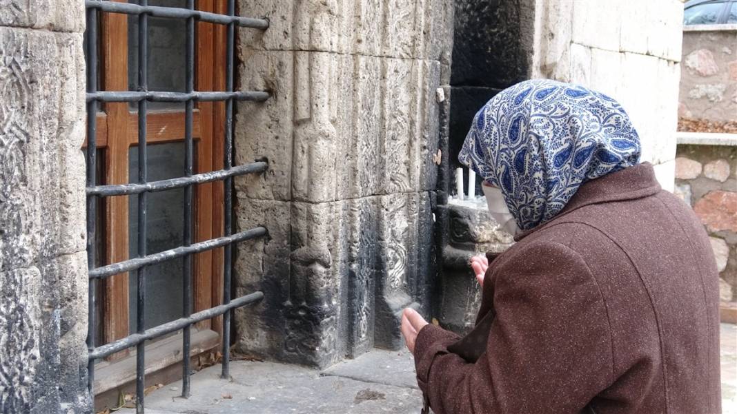 Evliya türbesi sanıp dua ediyorlar! Bu mezardaki gerçek çok farklı 5