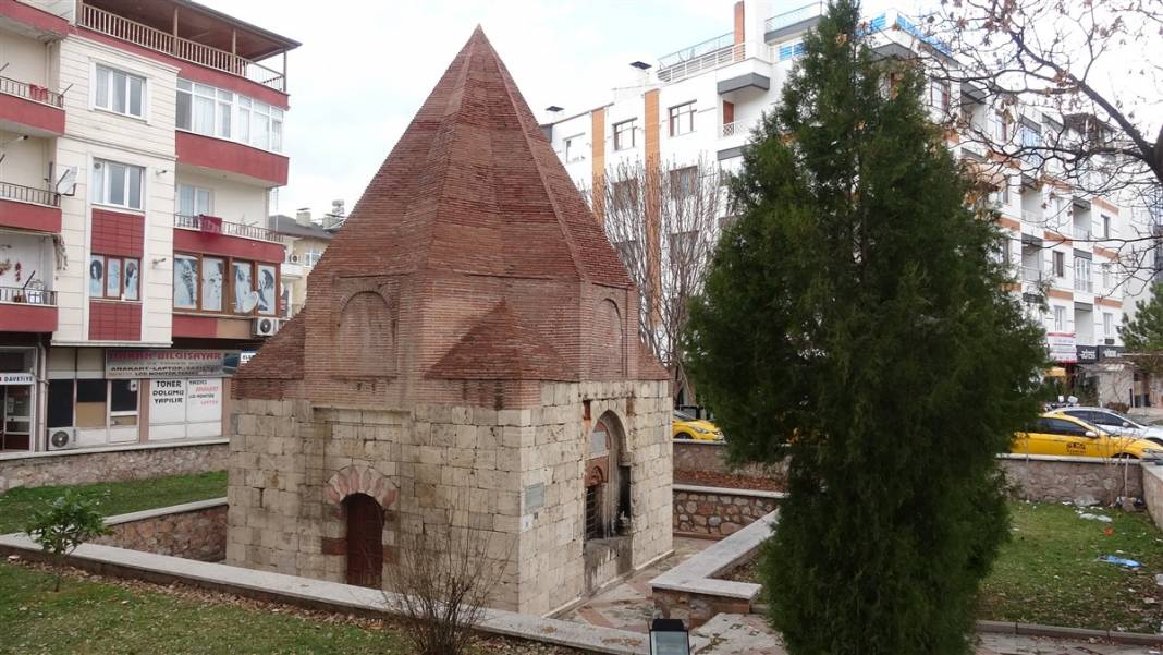Evliya türbesi sanıp dua ediyorlar! Bu mezardaki gerçek çok farklı 7