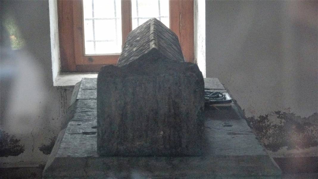 Evliya türbesi sanıp dua ediyorlar! Bu mezardaki gerçek çok farklı 8