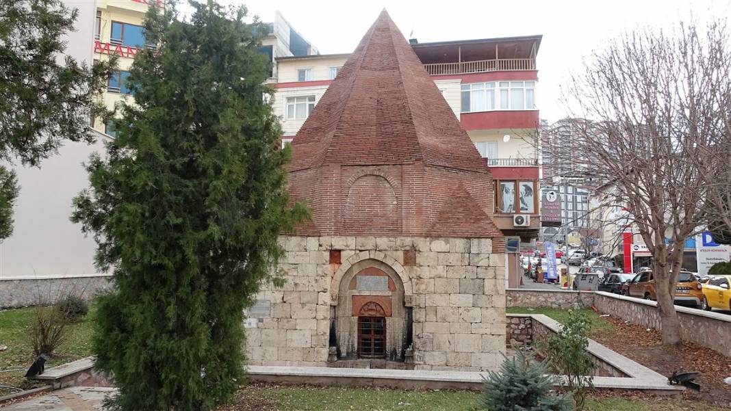 Evliya türbesi sanıp dua ediyorlar! Bu mezardaki gerçek çok farklı 9