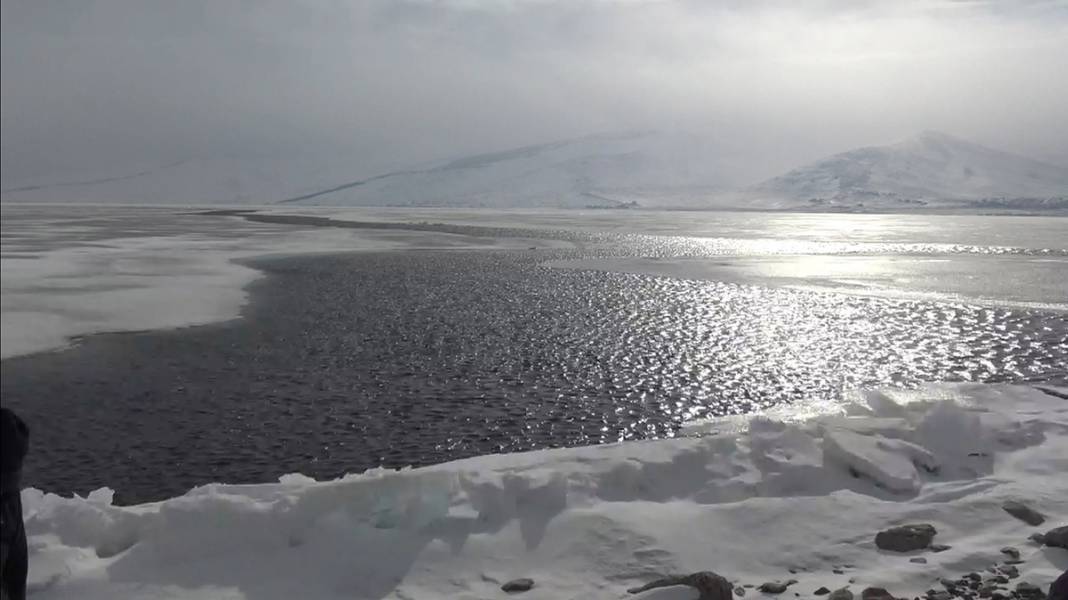 Hayrete düşüren görüntü! Çıldır Gölü ikiye ayrıldı 2