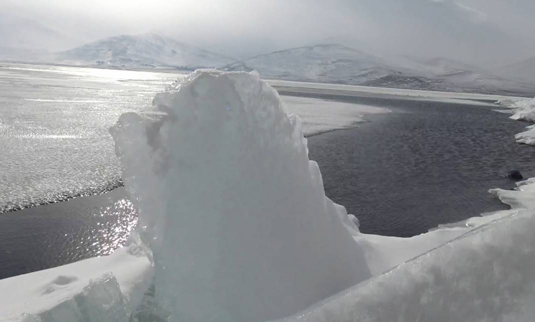 Hayrete düşüren görüntü! Çıldır Gölü ikiye ayrıldı 5