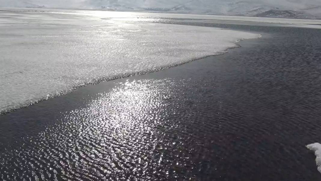 Hayrete düşüren görüntü! Çıldır Gölü ikiye ayrıldı 6