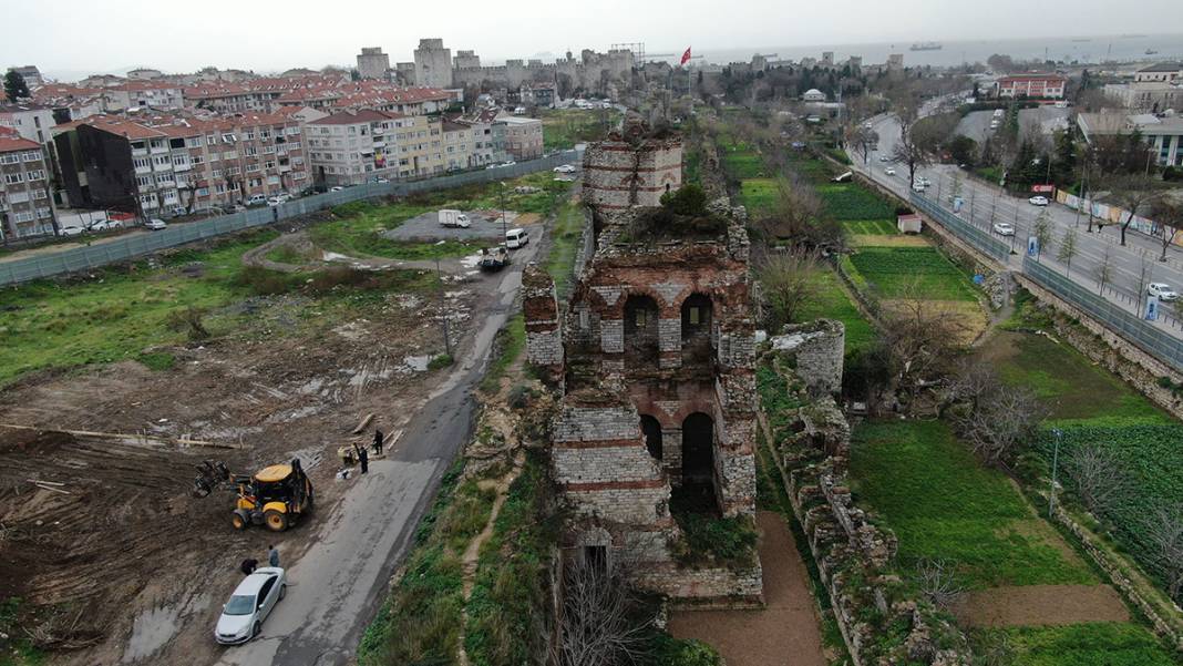 1600 yıllık tarih her geçen gün eriyor! İstanbul surlarında korkutan görüntü 1
