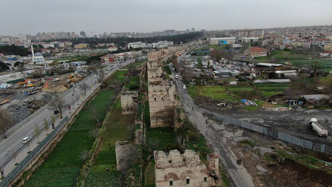 1600 yıllık tarih her geçen gün eriyor! İstanbul surlarında korkutan görüntü 10