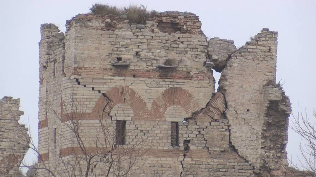 1600 yıllık tarih her geçen gün eriyor! İstanbul surlarında korkutan görüntü 11