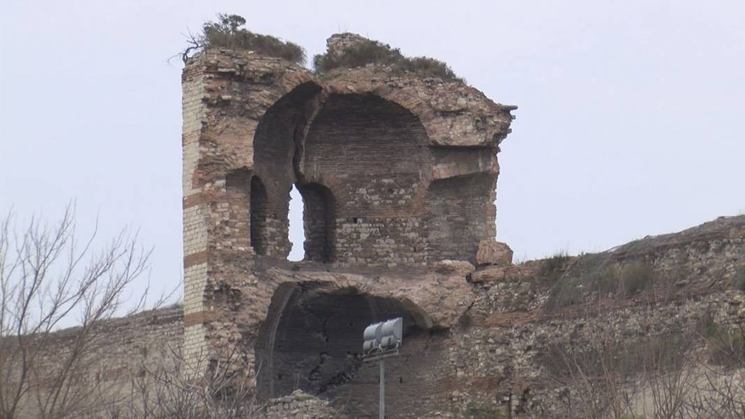 1600 yıllık tarih her geçen gün eriyor! İstanbul surlarında korkutan görüntü 13