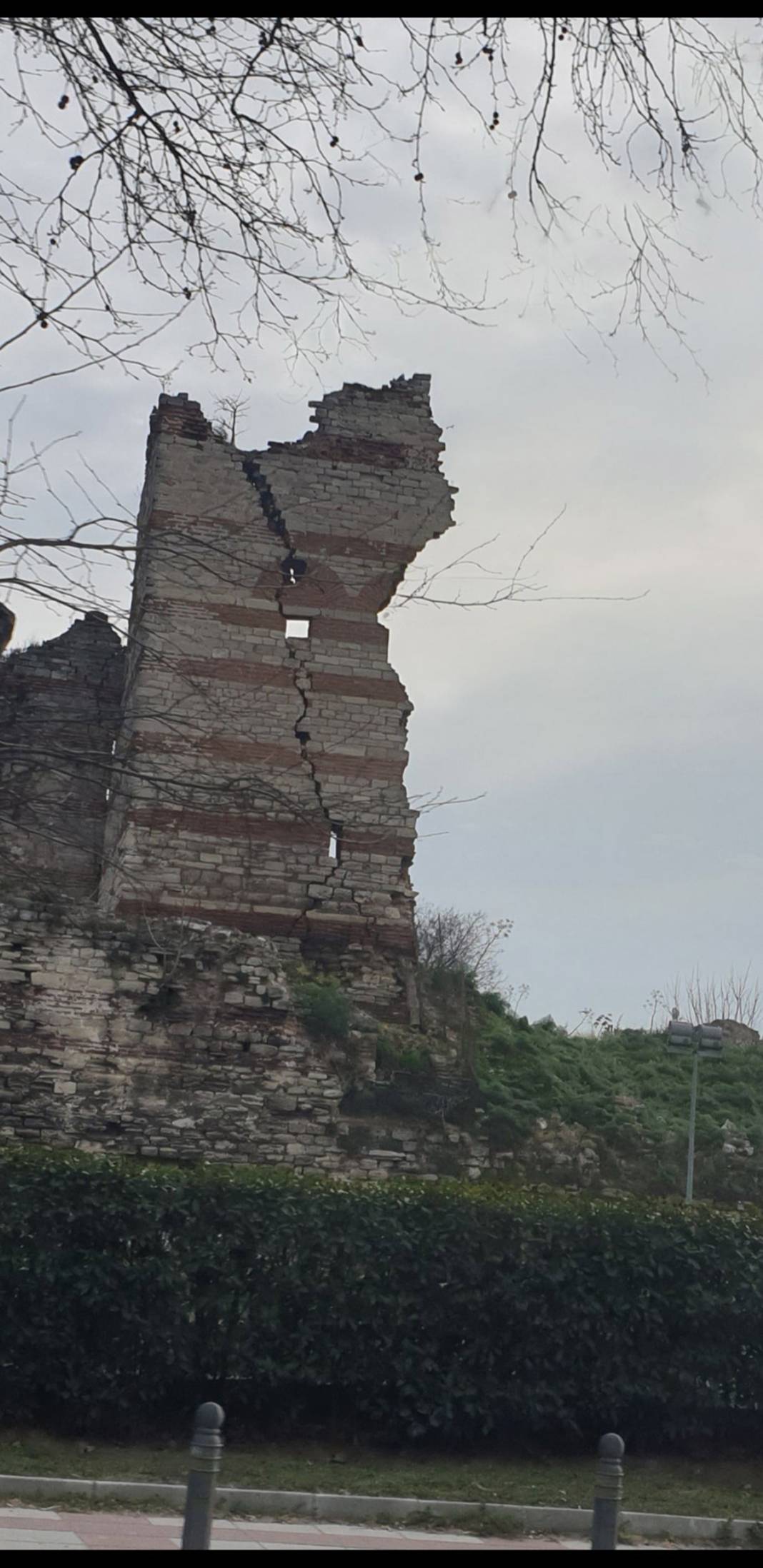 1600 yıllık tarih her geçen gün eriyor! İstanbul surlarında korkutan görüntü 15
