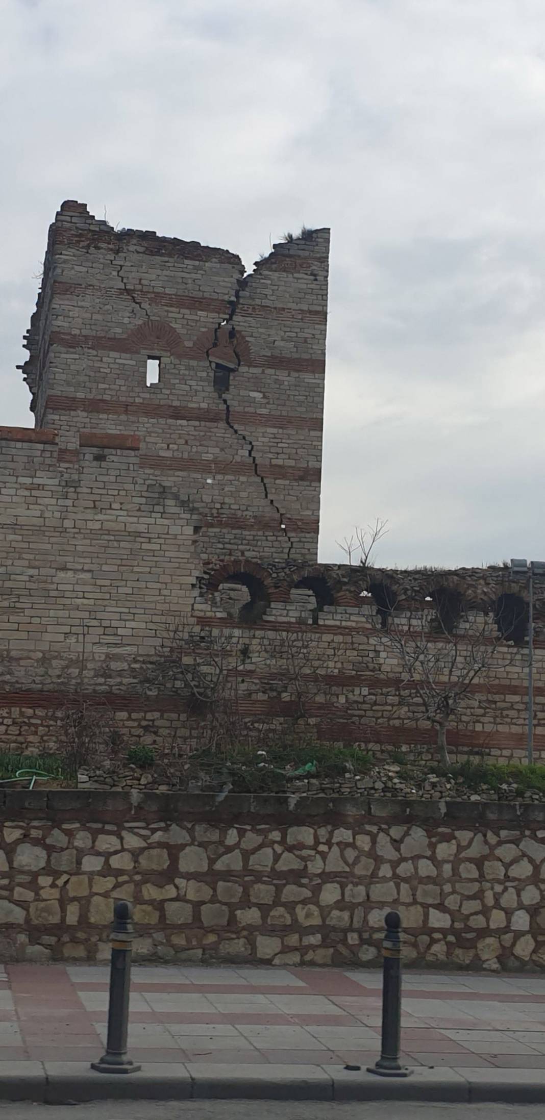 1600 yıllık tarih her geçen gün eriyor! İstanbul surlarında korkutan görüntü 16