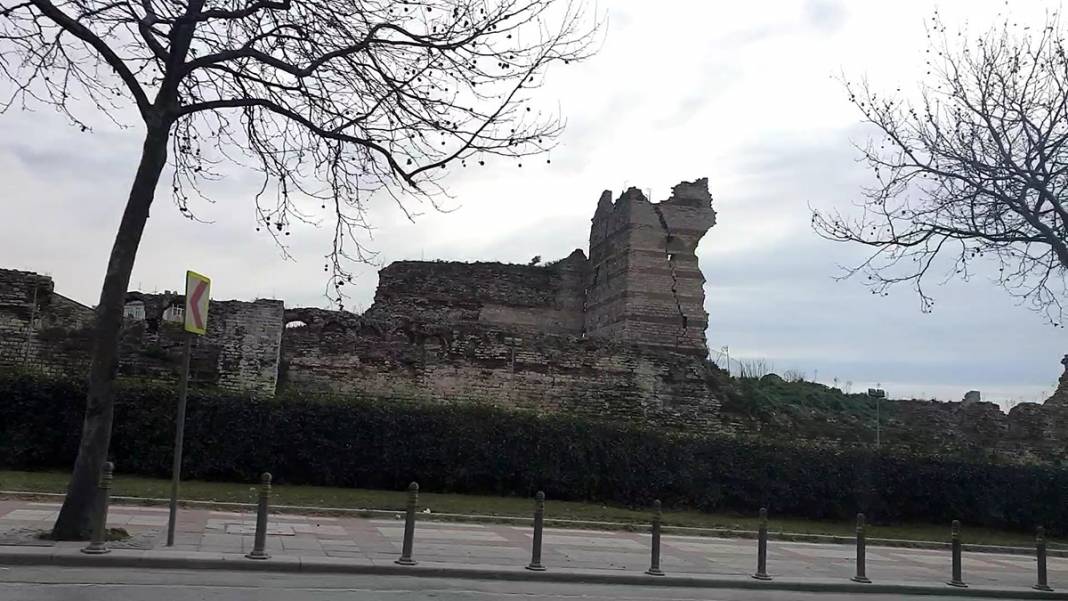 1600 yıllık tarih her geçen gün eriyor! İstanbul surlarında korkutan görüntü 17