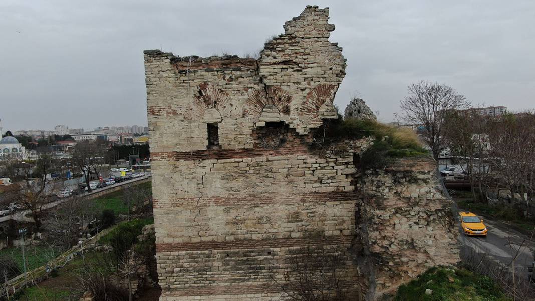 1600 yıllık tarih her geçen gün eriyor! İstanbul surlarında korkutan görüntü 2