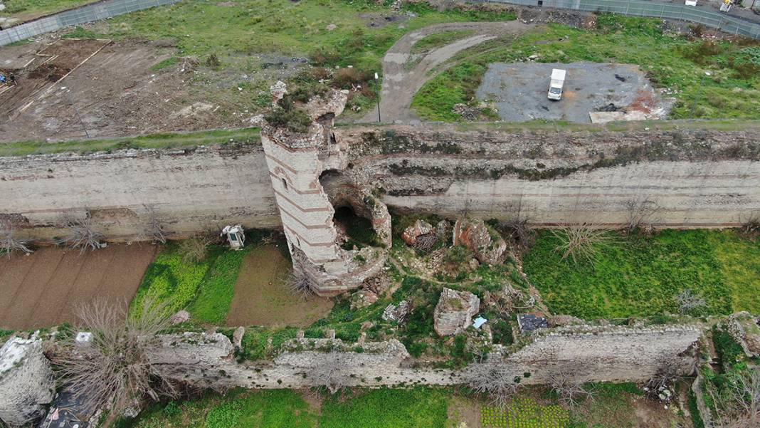 1600 yıllık tarih her geçen gün eriyor! İstanbul surlarında korkutan görüntü 3