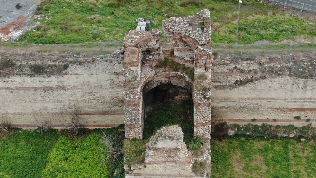 1600 yıllık tarih her geçen gün eriyor! İstanbul surlarında korkutan görüntü 4