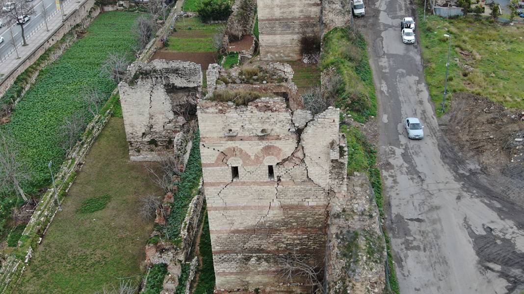 1600 yıllık tarih her geçen gün eriyor! İstanbul surlarında korkutan görüntü 5