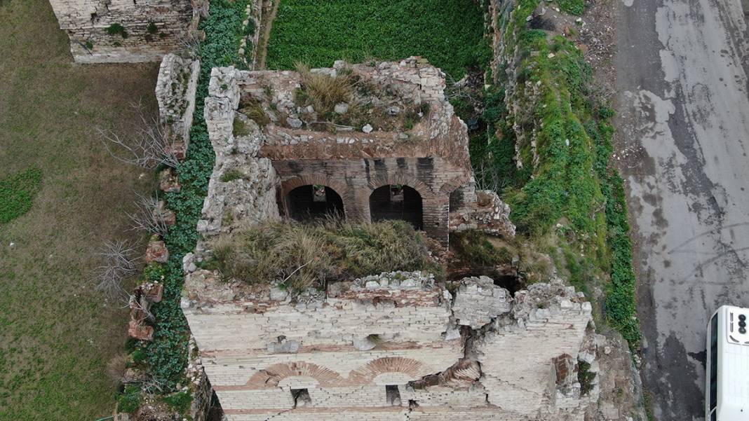 1600 yıllık tarih her geçen gün eriyor! İstanbul surlarında korkutan görüntü 6