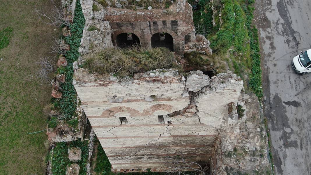 1600 yıllık tarih her geçen gün eriyor! İstanbul surlarında korkutan görüntü 7
