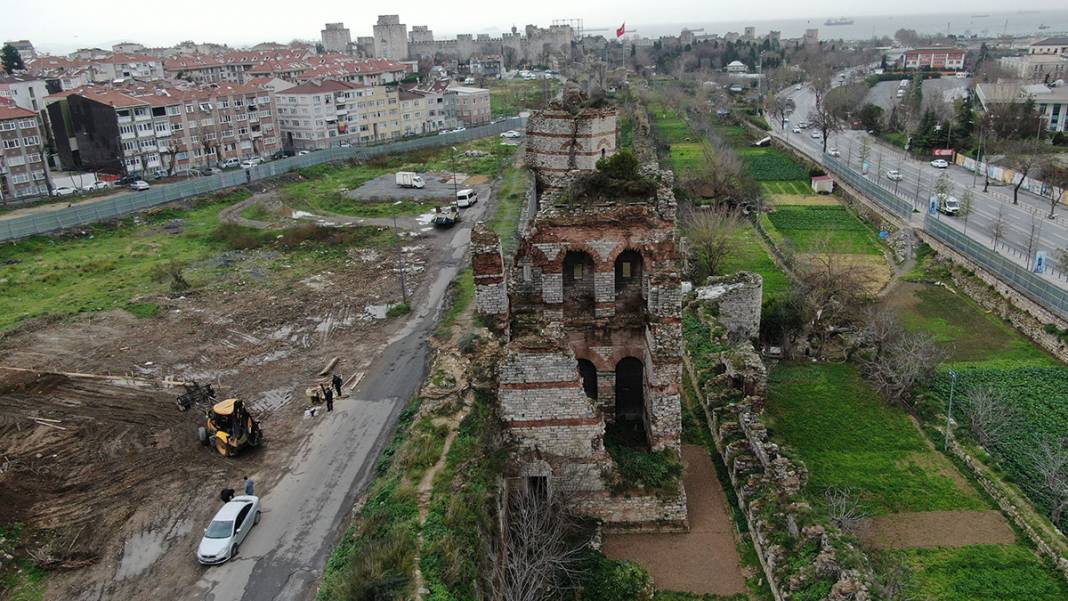 1600 yıllık tarih her geçen gün eriyor! İstanbul surlarında korkutan görüntü 8