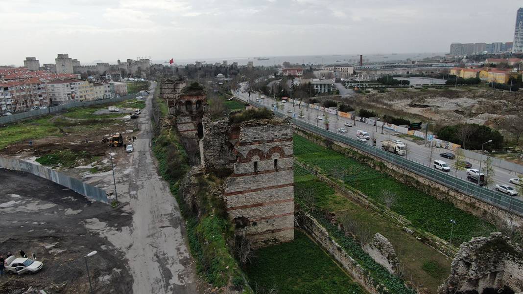 1600 yıllık tarih her geçen gün eriyor! İstanbul surlarında korkutan görüntü 9