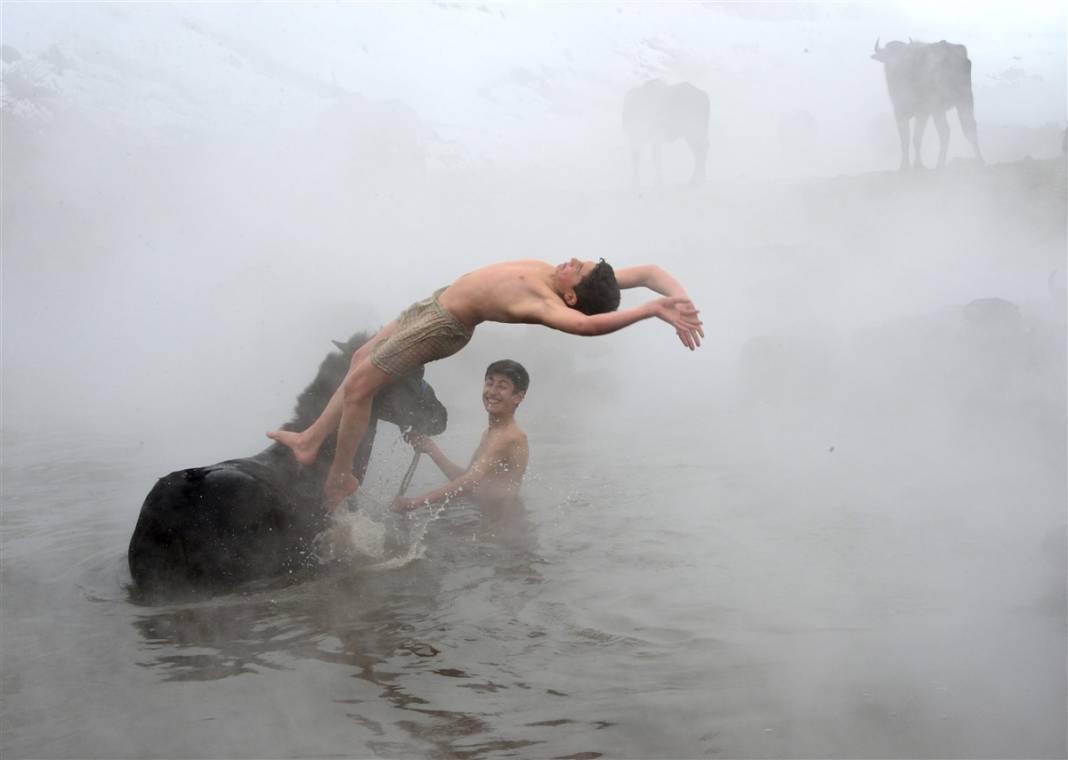 -20 derecede kaplıca sefası! Bin manda stres atıyor 22