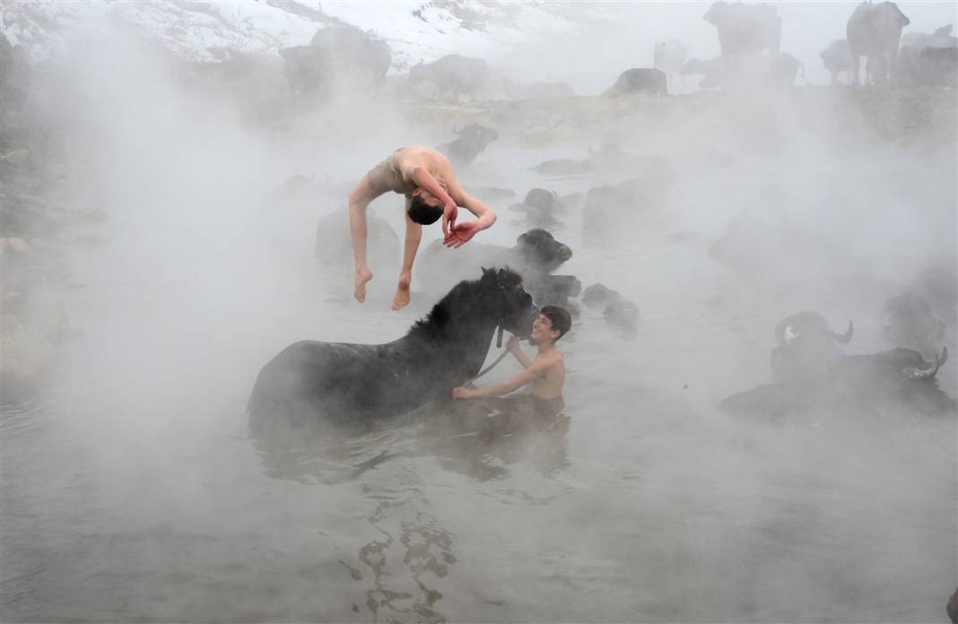 -20 derecede kaplıca sefası! Bin manda stres atıyor 23