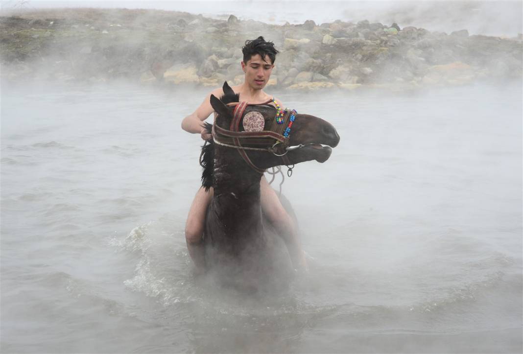 -20 derecede kaplıca sefası! Bin manda stres atıyor 26