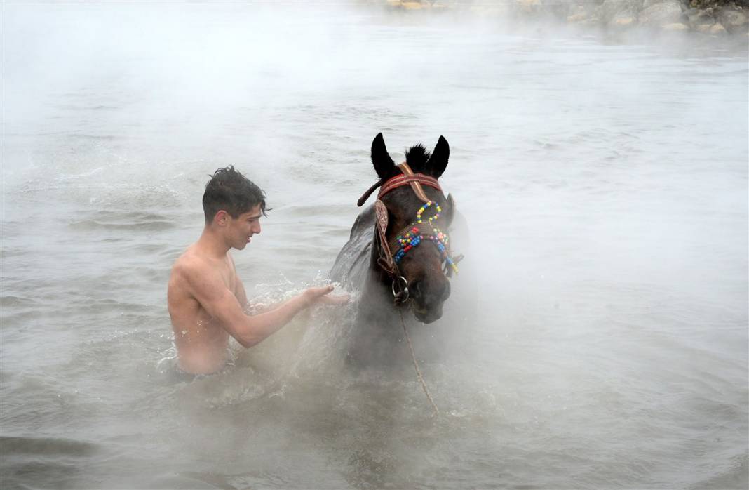 -20 derecede kaplıca sefası! Bin manda stres atıyor 27
