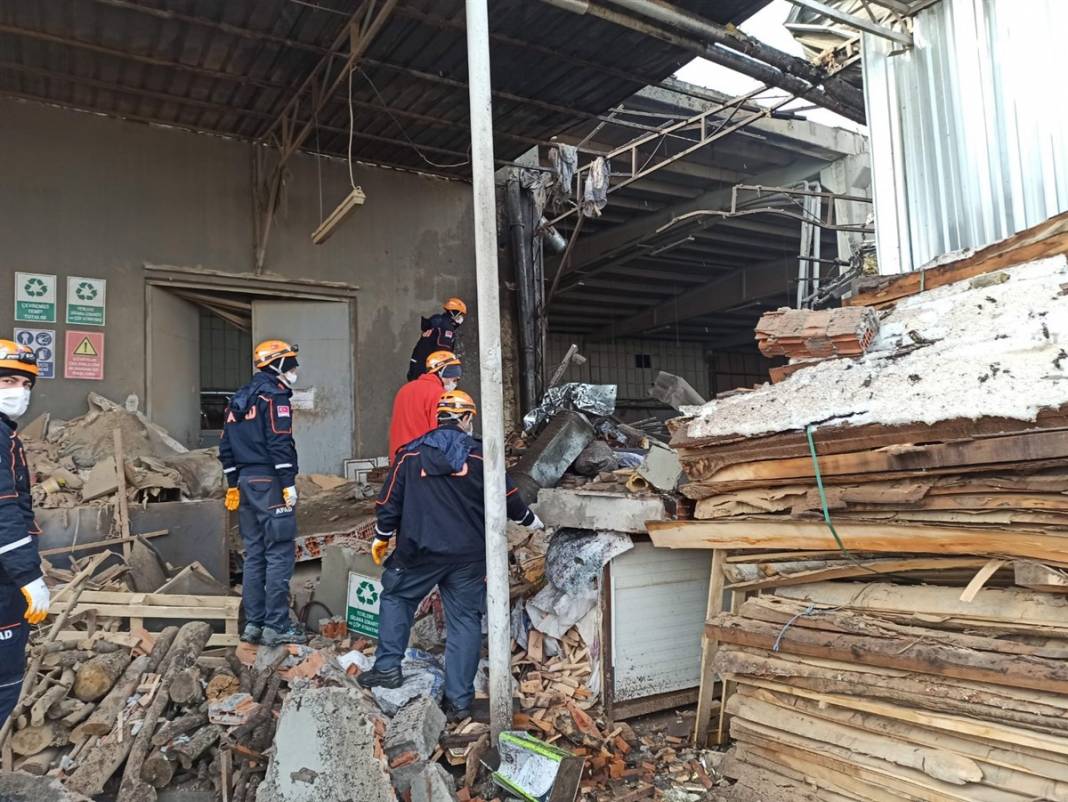 Bomba atılmış gibi! Fabrikada korkutan patlama 3