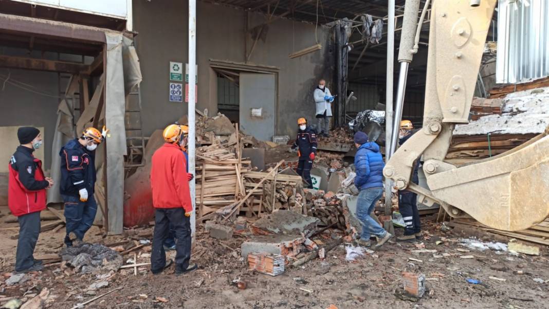 Bomba atılmış gibi! Fabrikada korkutan patlama 4