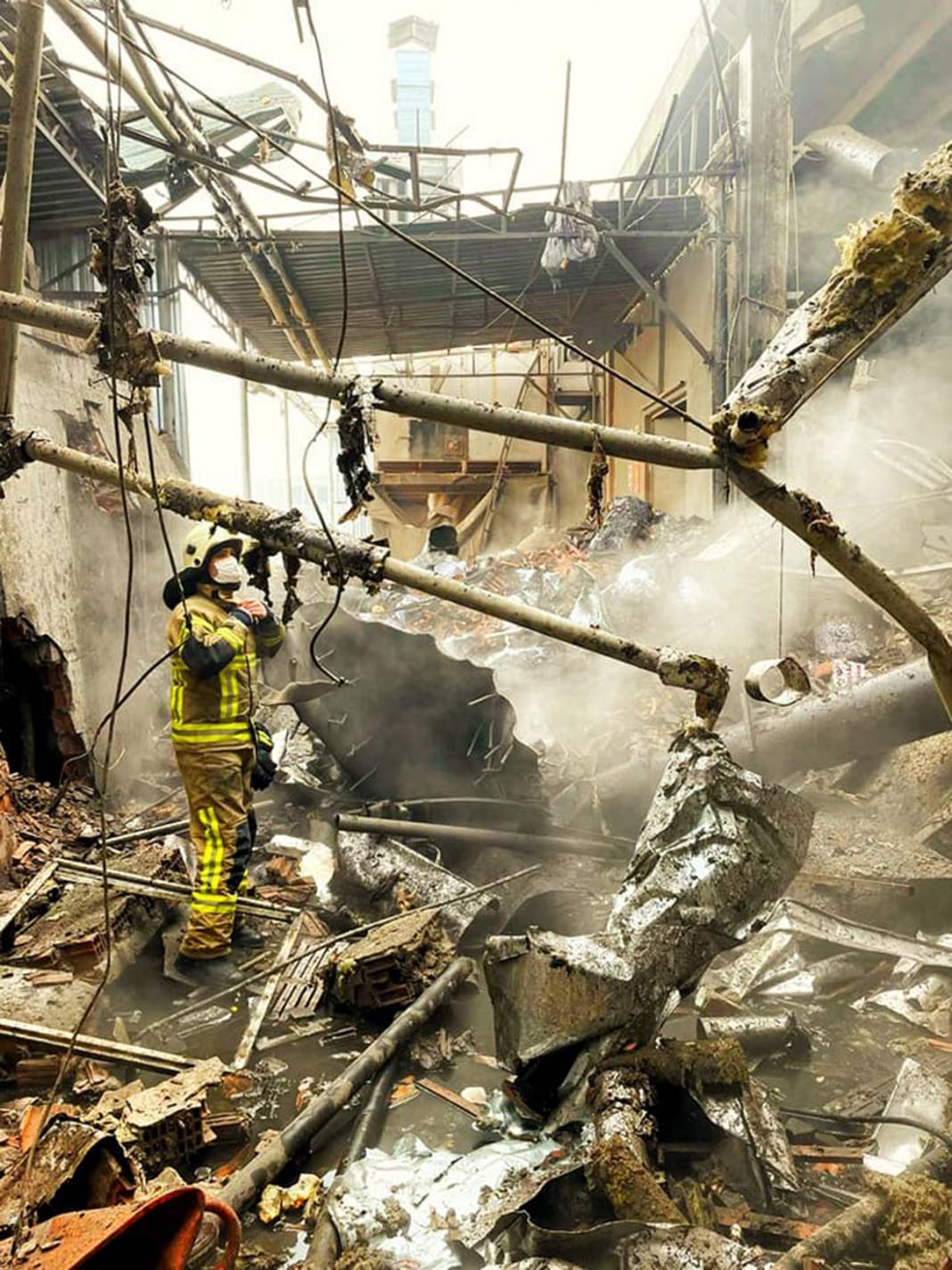 Bomba atılmış gibi! Fabrikada korkutan patlama 15