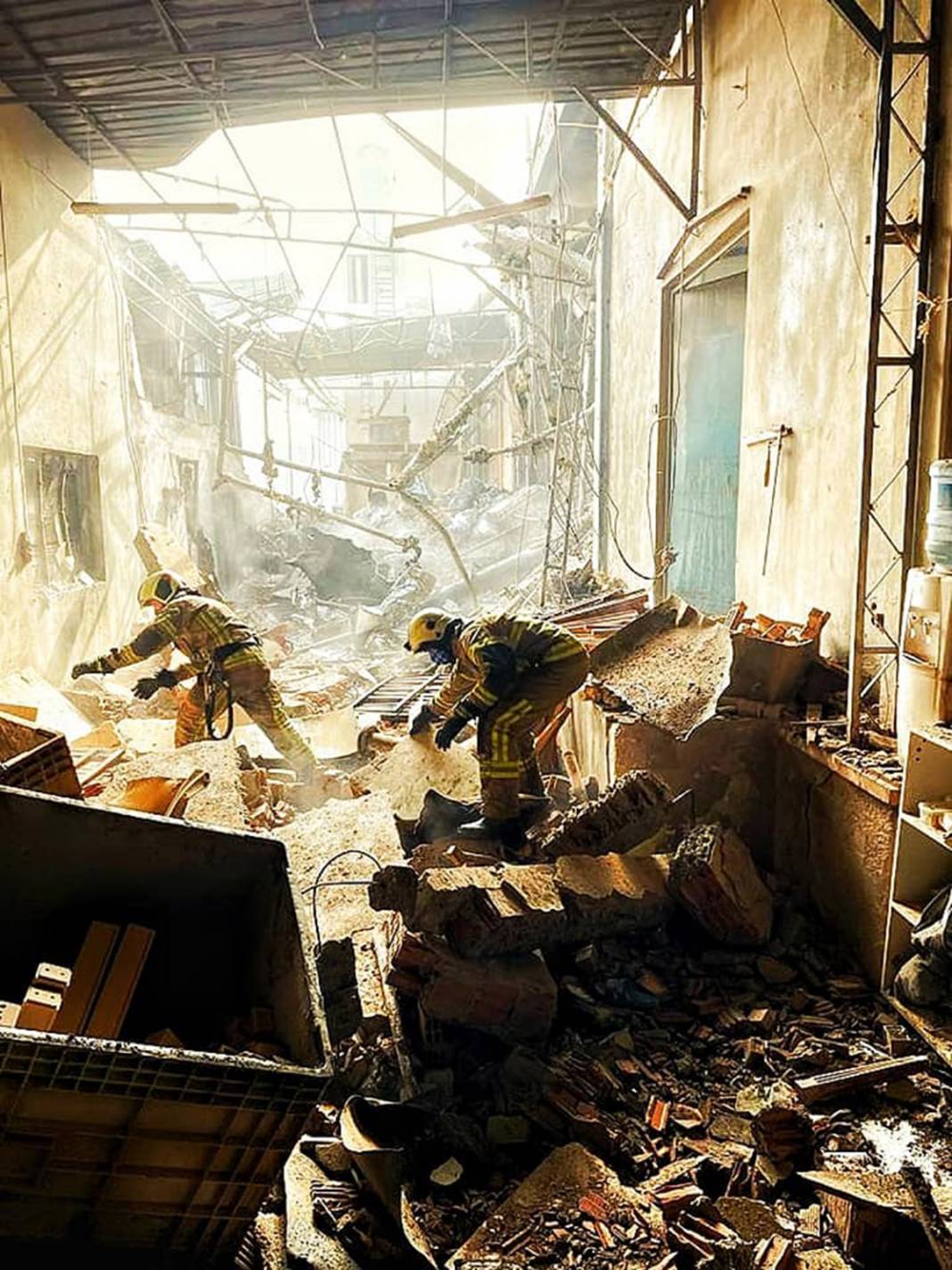 Bomba atılmış gibi! Fabrikada korkutan patlama 16