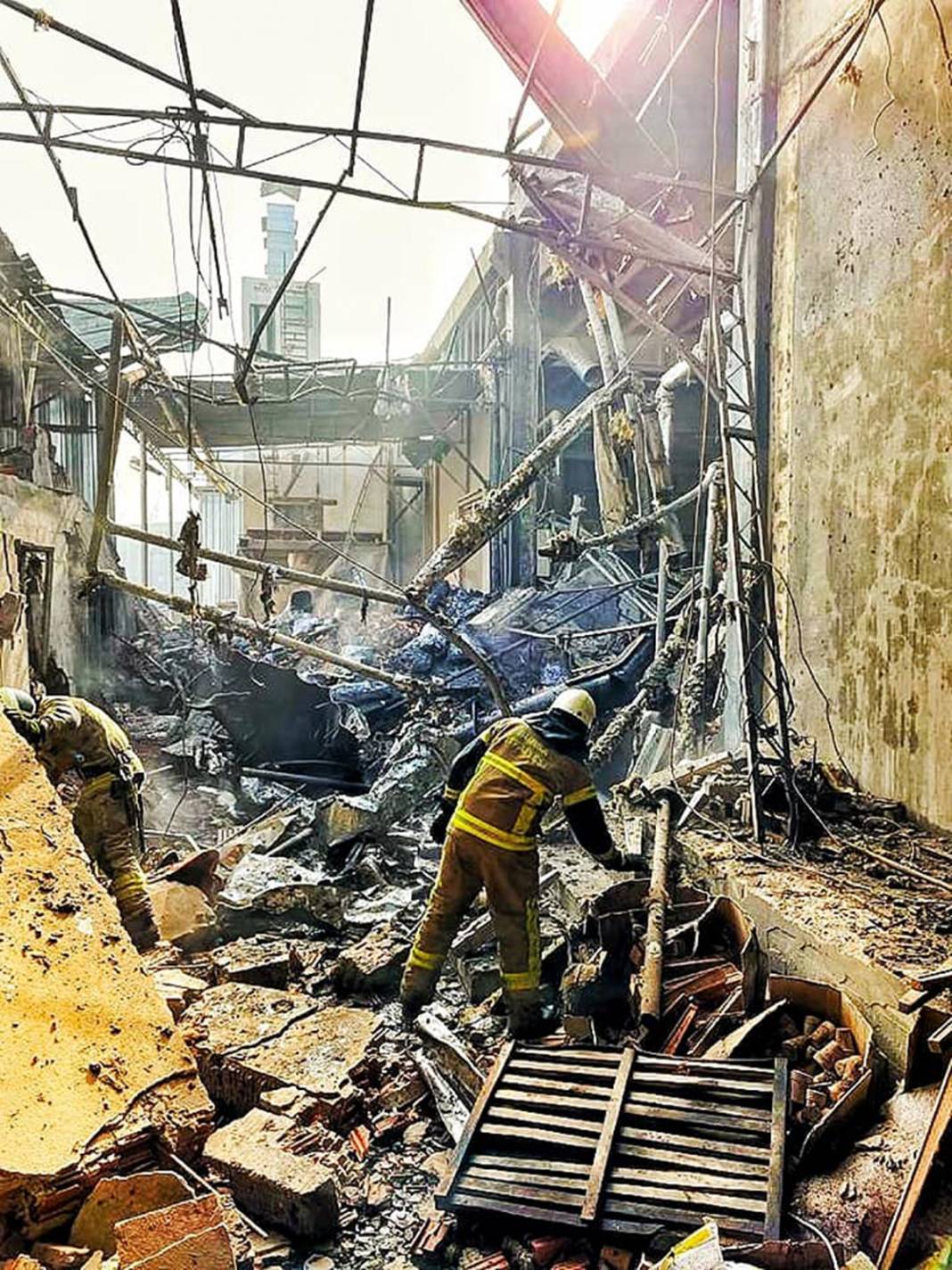 Bomba atılmış gibi! Fabrikada korkutan patlama 17