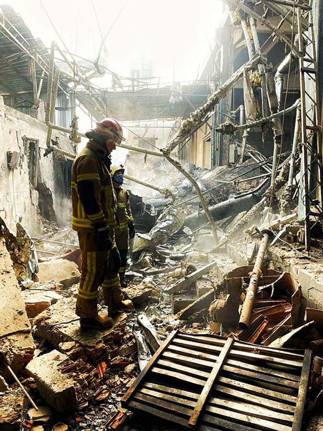 Bomba atılmış gibi! Fabrikada korkutan patlama 18