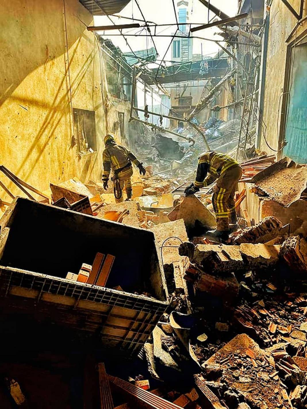 Bomba atılmış gibi! Fabrikada korkutan patlama 19