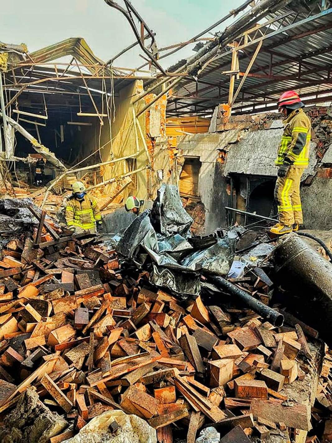 Bomba atılmış gibi! Fabrikada korkutan patlama 20