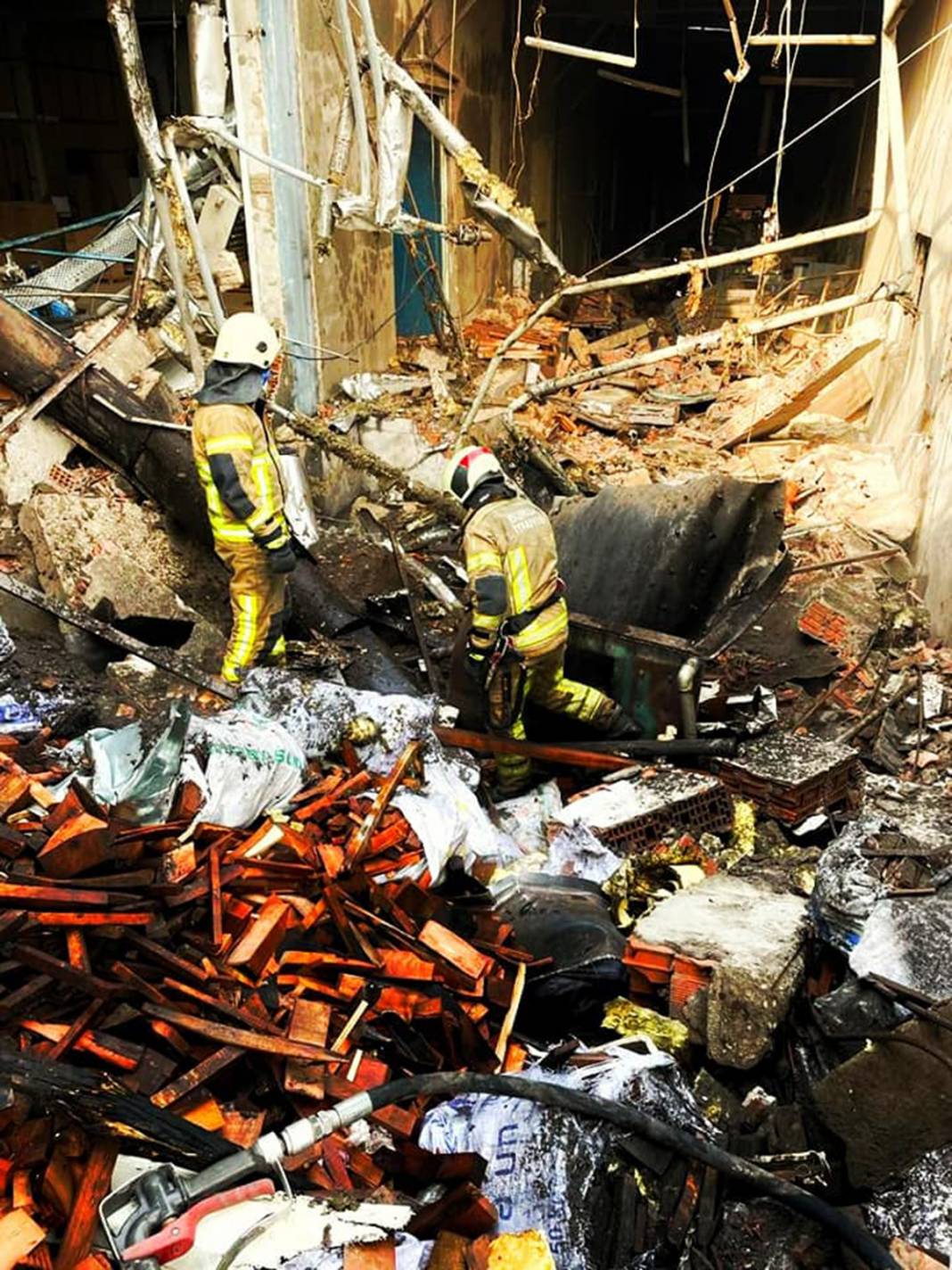 Bomba atılmış gibi! Fabrikada korkutan patlama 21