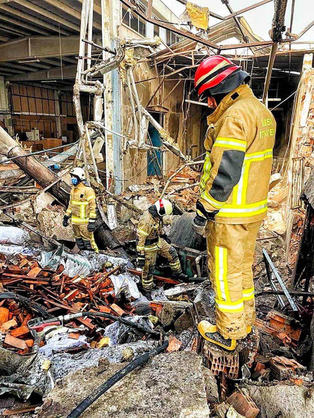 Bomba atılmış gibi! Fabrikada korkutan patlama 22