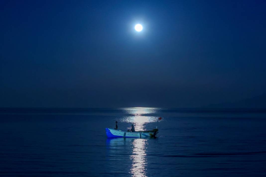 Yakamoz izleri... Görüntüler Van'dan 13