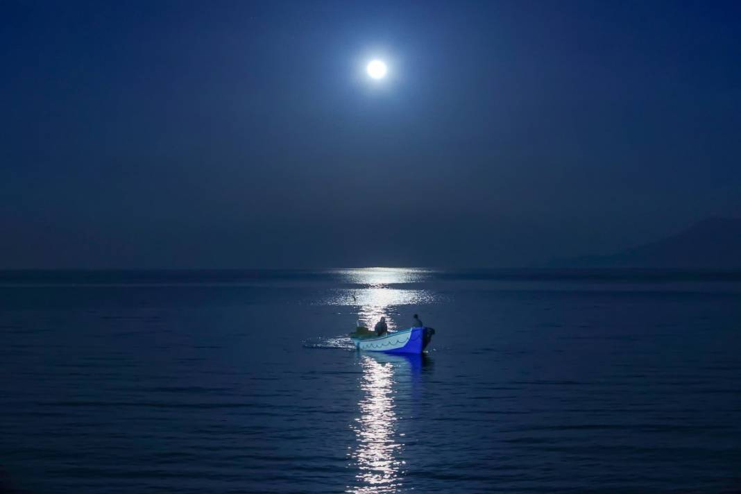 Yakamoz izleri... Görüntüler Van'dan 24