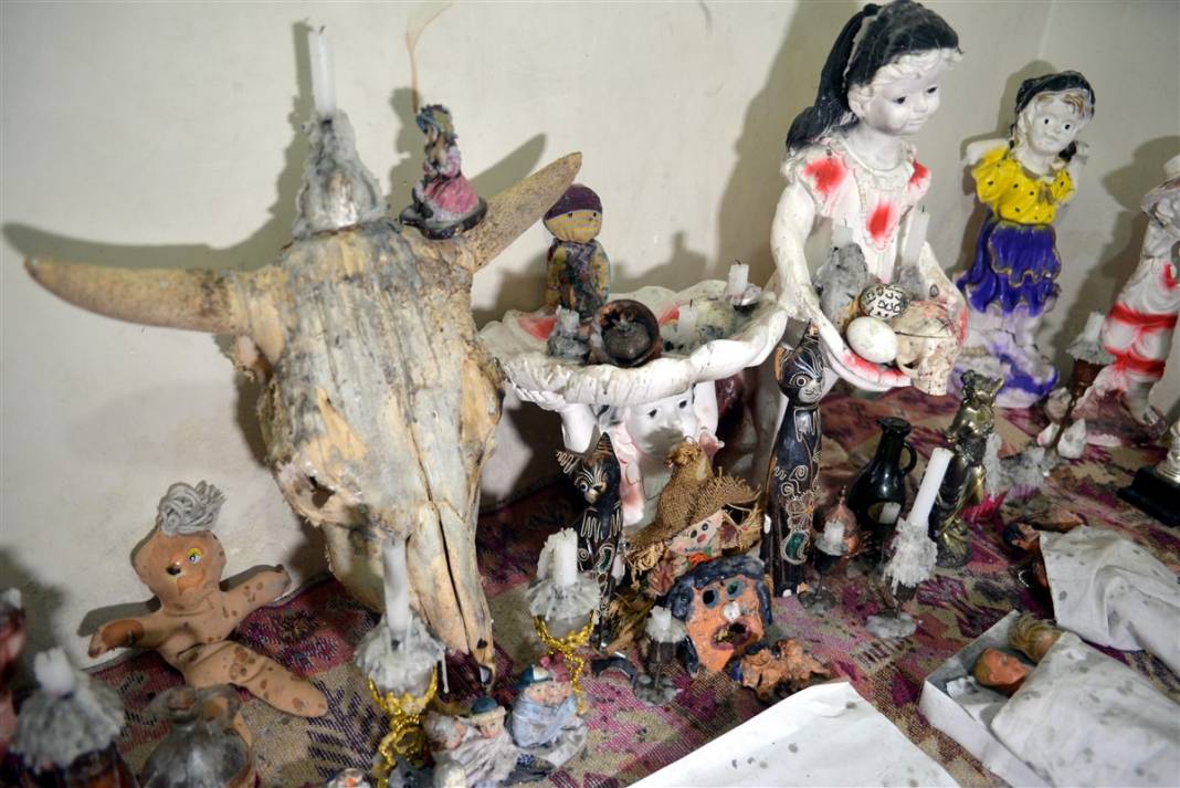 Ankara'da inanılmaz görüntüler! Büyü evinde ele geçirilenler dehşete düşürdü 6