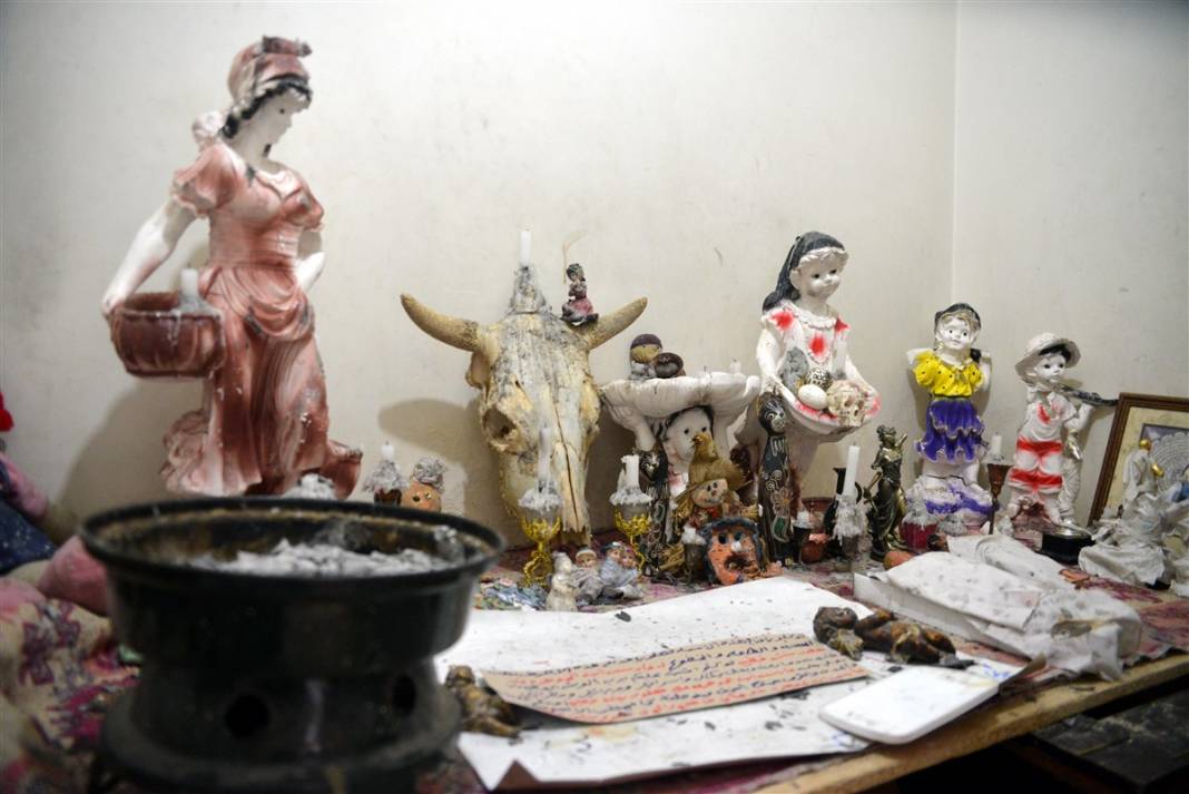 Ankara'da inanılmaz görüntüler! Büyü evinde ele geçirilenler dehşete düşürdü 5