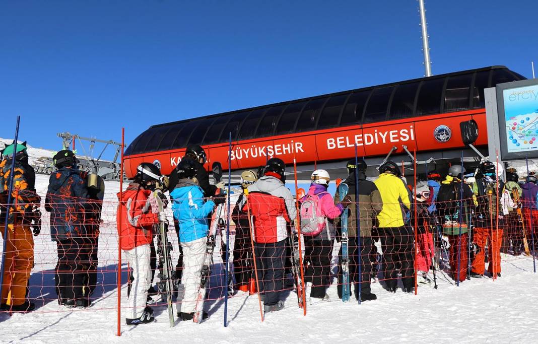 Virüsü çoktan unuttular... Bu kuyruğun sonu 3. dalga 3