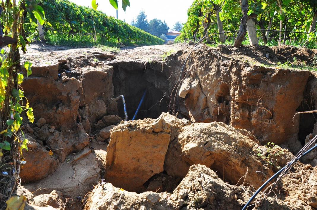 Deprem Araştırma ve Uygulama Merkezi tetikte! Selden sonra  üzüm bağları saniye saniye izleniyor 2