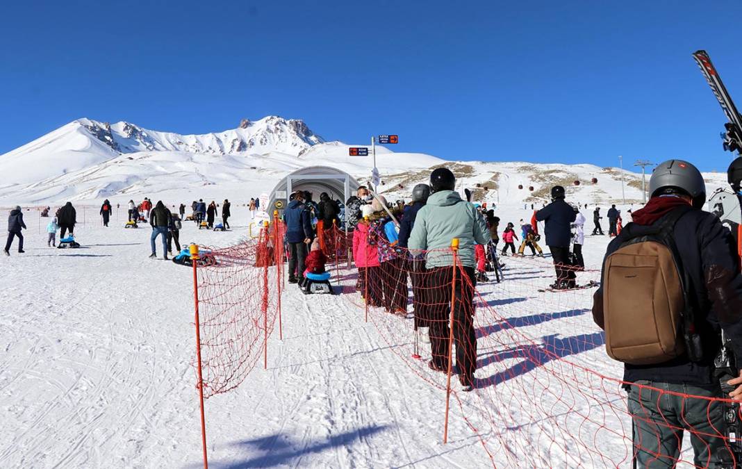 Virüsü çoktan unuttular... Bu kuyruğun sonu 3. dalga 7