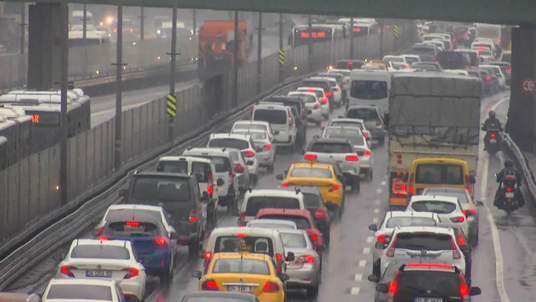 Kar başladı, İstanbul'da trafik felç oldu 1