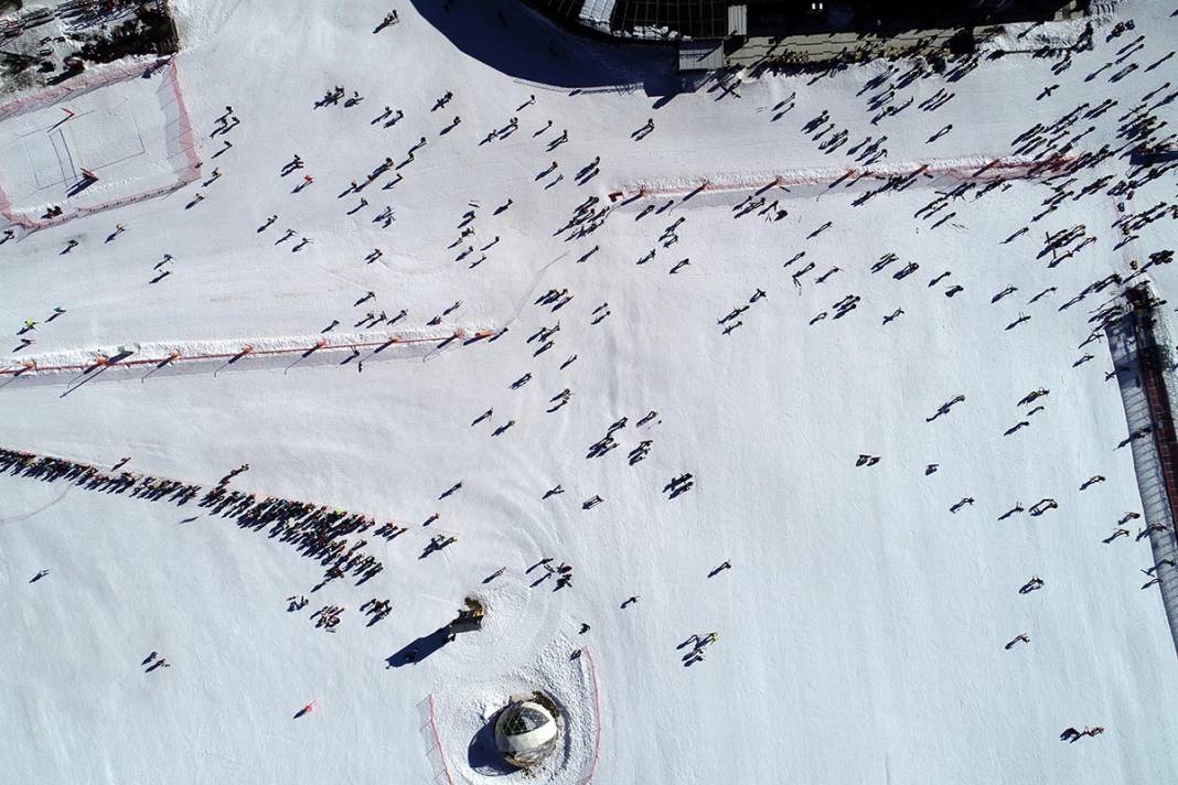 Virüsü çoktan unuttular... Bu kuyruğun sonu 3. dalga 9